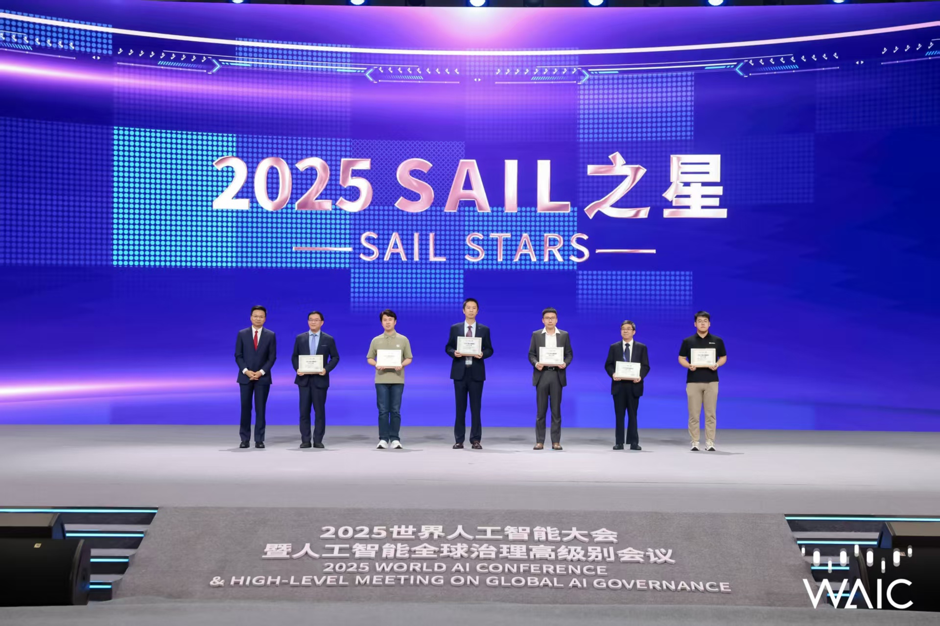 非凡电子成WAIC唯一获SAIL之星奖的机器...